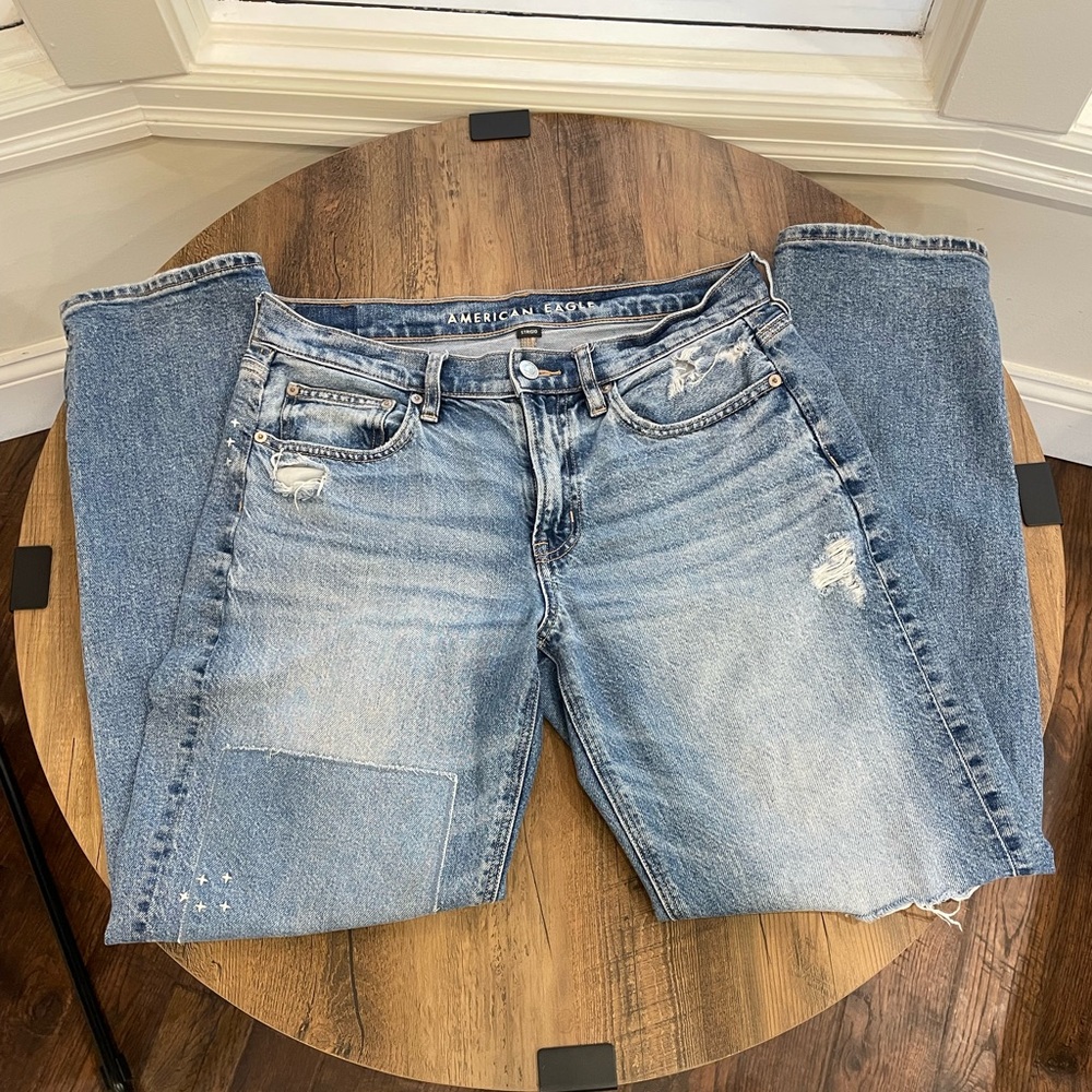 American Eagle 90’s straight Jean with design!
